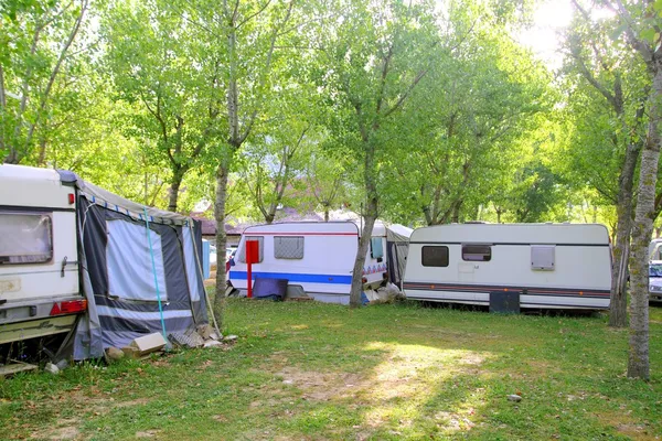 Camping camper camp groene buiten bomen — Stockfoto