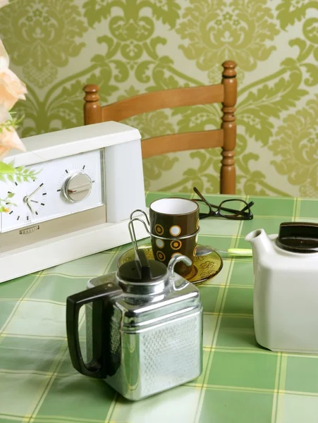 Μηχανή καφέ ρετρό κουζίνα πράσινο τραπεζομάντιλο — Φωτογραφία Αρχείου