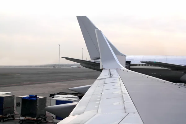 Samolot samolot wylądował skrzydło perspektywy — Zdjęcie stockowe