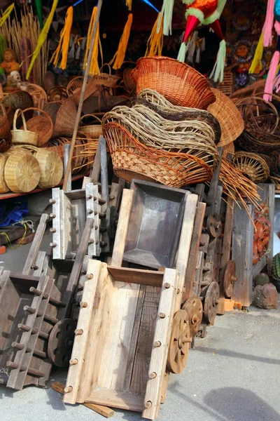 Mexican handcrafts basketry wood carts pinatas — Stock Photo, Image