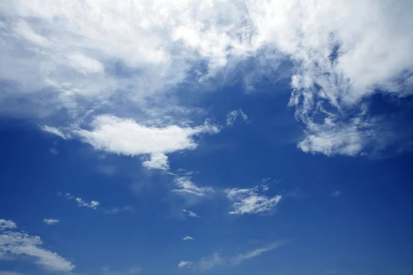 Niebieski niebo piękny biały chmury w słoneczny dzień — Zdjęcie stockowe