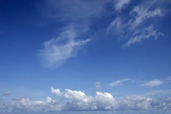 Cielo azul hermoso con nubes blancas en día soleado —  Fotos de Stock