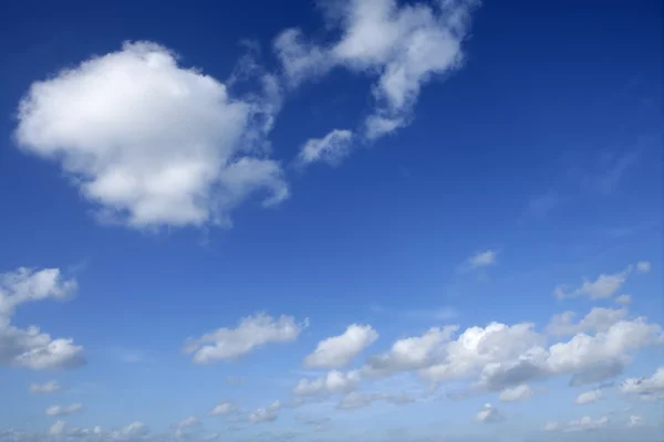 Blu bel cielo con nuvole bianche nella giornata di sole — Foto Stock