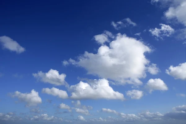 Cielo azul hermoso con nubes blancas en día soleado —  Fotos de Stock