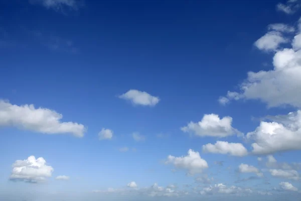 Blauwe mooie hemel met witte wolken in zonnige dag — Stockfoto