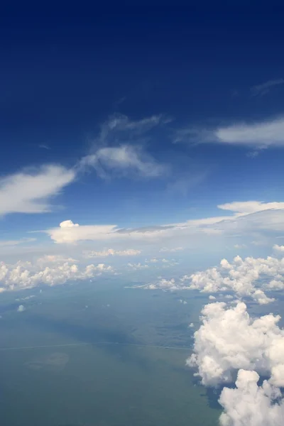 Вид блакитного неба з літака — стокове фото