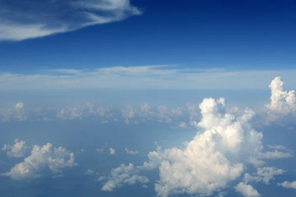 Modrá obloha pohled z letadla letadlo — Stock fotografie