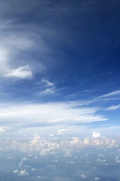 Cielo azul vista desde el avión avionesmavi güzel gökyüzü gün güneşli beyaz bulutlar ile — Stockfoto