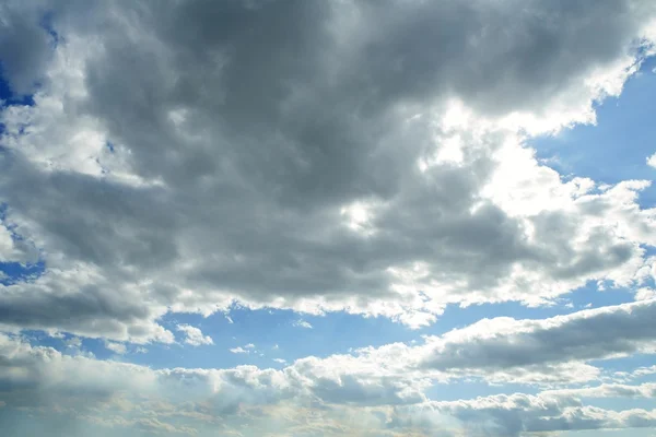 Bleu beau ciel avec des nuages blancs dans la journée ensoleillée — Photo