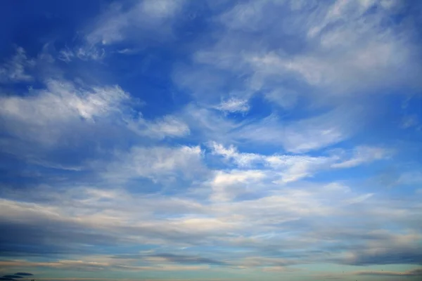 Cielo azul vista desde el avión avionesmavi güzel gökyüzü gün güneşli beyaz bulutlar ile — Stockfoto