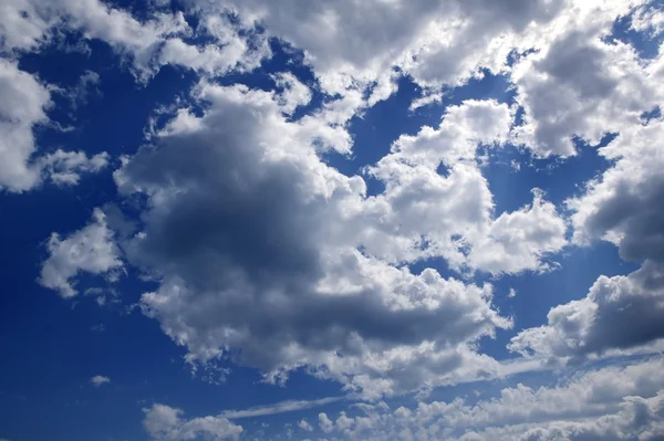 Голубое красивое небо с белыми облаками в солнечный день — стоковое фото