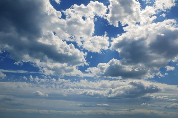 蓝色美丽的天空，白云在阳光灿烂的日子 — 图库照片