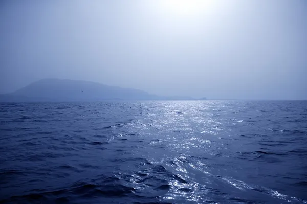 Manhã mediterrânea nebulosa no mar — Fotografia de Stock