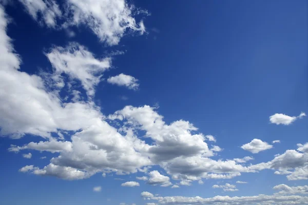 蓝色美丽的天空，白云在阳光灿烂的日子 — 图库照片