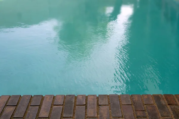 Batas bata kolam tua yang menua — Stok Foto