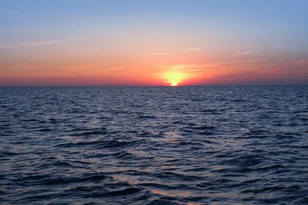 Gyönyörű naplemente napkelte felett kék tenger óceán vörös ég — Stock Fotó