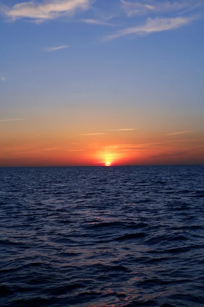 Krásný západ slunce východ slunce nad modré moře oceánu červená obloha — Stock fotografie