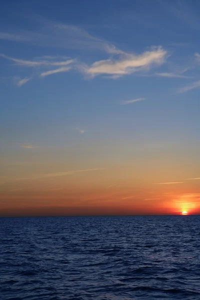 Üzerinde mavi deniz okyanus kırmızı gökyüzü günbatımı güzel gündoğumu — Stok fotoğraf