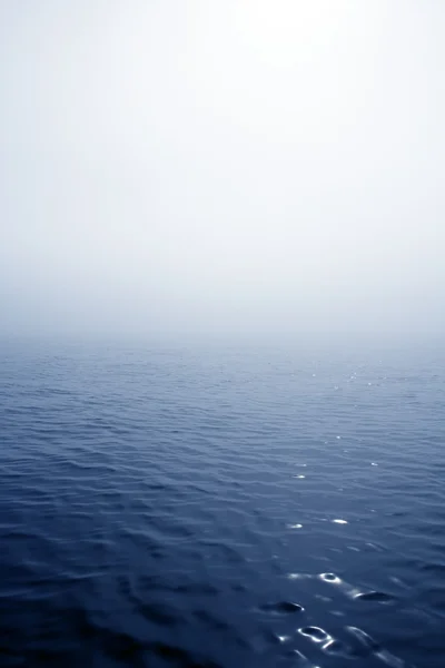 Mar de nevoeiro azul em um dia nebuloso — Fotografia de Stock