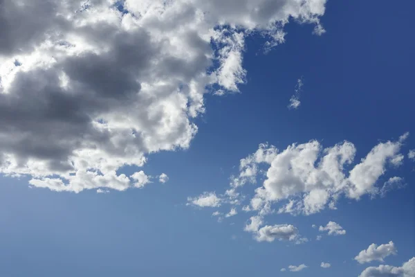 Blue beautiful sky with white clouds in sunny day — Stock Photo, Image