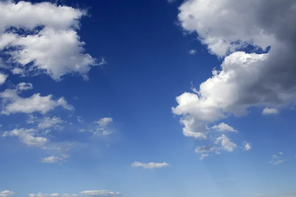 Cielo azul vista desde el avión avionesmavi güzel gökyüzü gün güneşli beyaz bulutlar ile — Stok fotoğraf