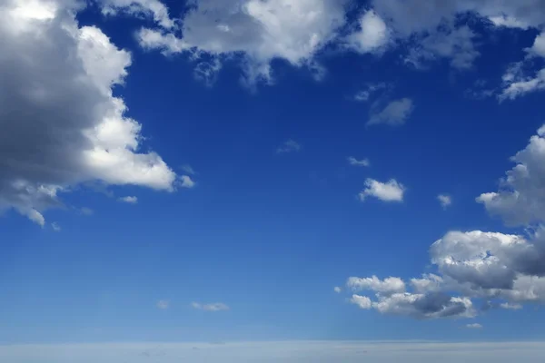Blauer Himmel mit weißen Wolken an einem sonnigen Tag — Stockfoto