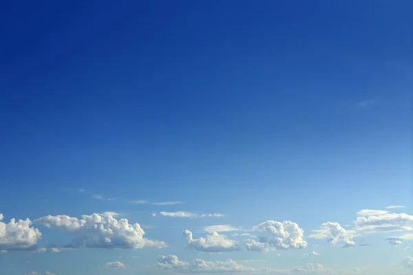 Μπλε όμορφο ουρανό με άσπρα σύννεφα στην ηλιόλουστη ημέρα — Φωτογραφία Αρχείου