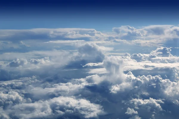 Vue du ciel bleu depuis l'avion — Photo