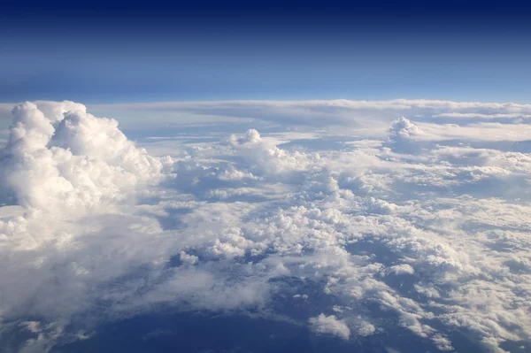 蓝蓝的天空视图从飞机的飞机 — 图库照片