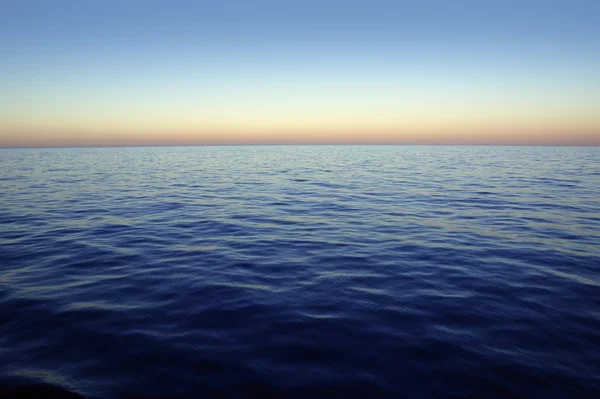 Hermoso amanecer al atardecer sobre azul mar océano cielo rojo —  Fotos de Stock