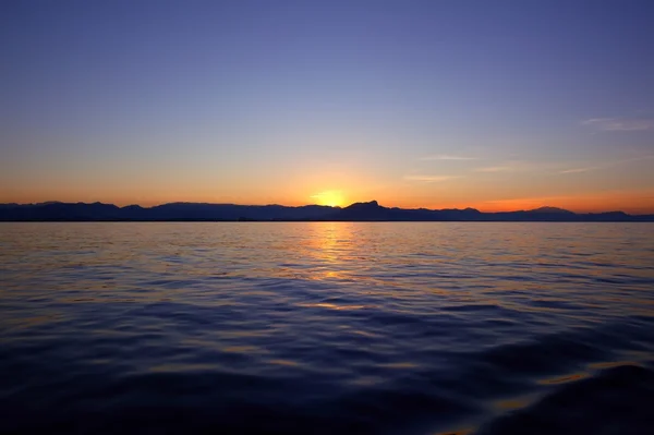 Schöner Sonnenuntergang Sonnenaufgang über blauem Meer Meer roter Himmel — Stockfoto