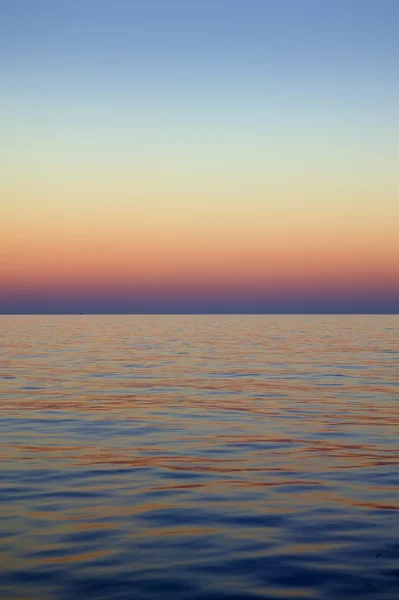 蓝色的大海海洋红天空的美丽日落日出 — 图库照片