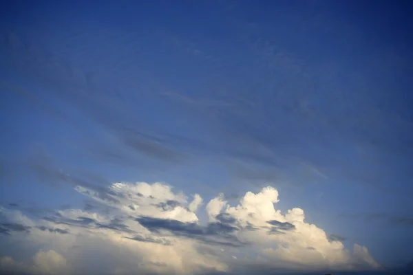 Blu bel cielo con nuvole bianche nella giornata di sole — Foto Stock