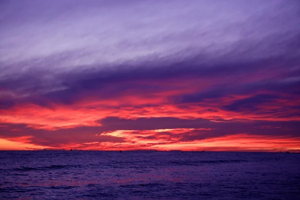 Červené a modré slunce ve Středozemním moři — Stock fotografie