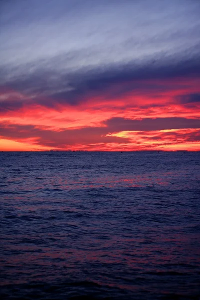 Lever de soleil rouge et bleu en mer Méditerranée — Photo