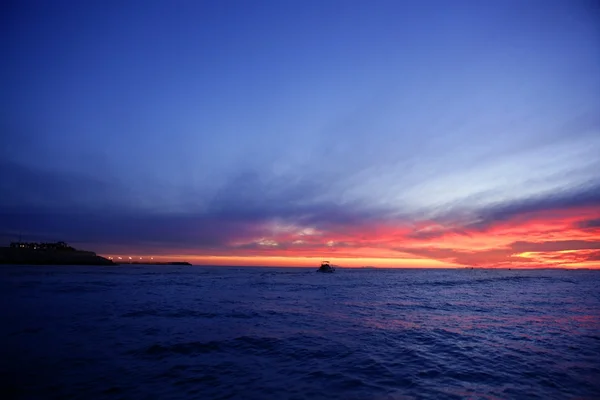 Červené a modré slunce ve Středozemním moři — Stock fotografie