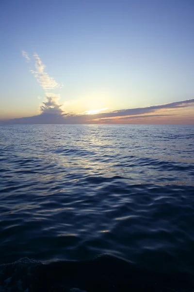 Vörös és kék napkelte a Földközi-tenger — Stock Fotó