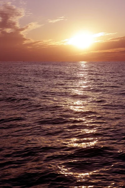 Rood en blauw zonsopgang in de Middellandse Zee — Stockfoto