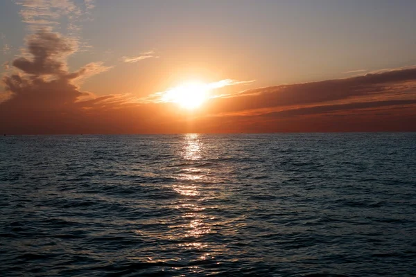 Rood en blauw zonsopgang in de Middellandse Zee — Stockfoto