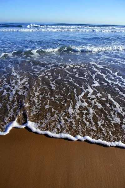 Пляж с волнами, достигающими средиземноморского берега — стоковое фото
