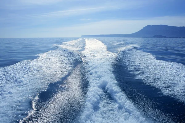 Båt vit vakna på blå havet havet — Stockfoto