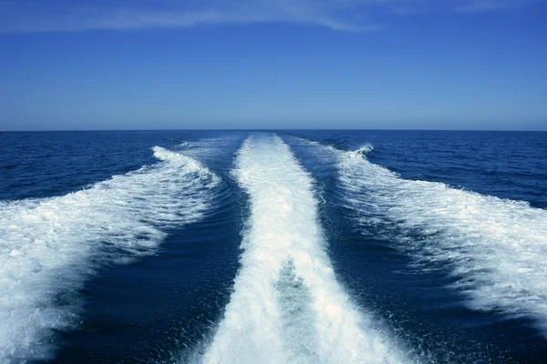 Łódź biały ślad na morze niebieski ocean — Zdjęcie stockowe