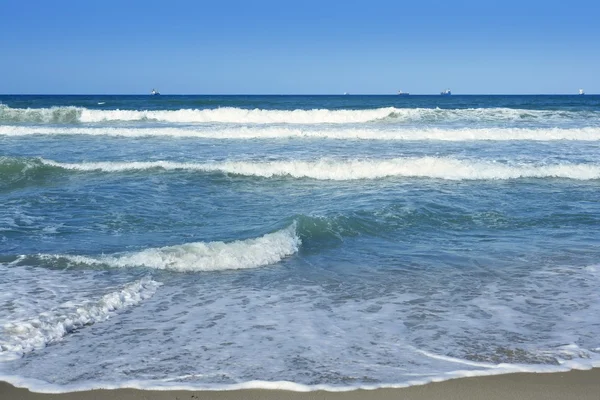 Azul Mediterrâneo mar azul praia em Espanha — Fotografia de Stock