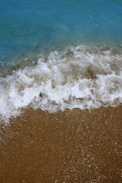 Närbild på kusten med våg att nå sanden — Stockfoto