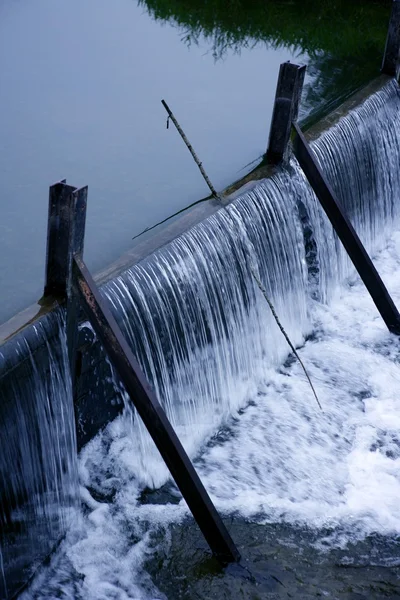 Голубой помет речного водопада — стоковое фото