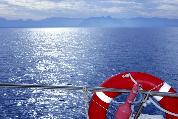 Trilho de barco com laranja redonda salva-vidas mar azul — Fotografia de Stock