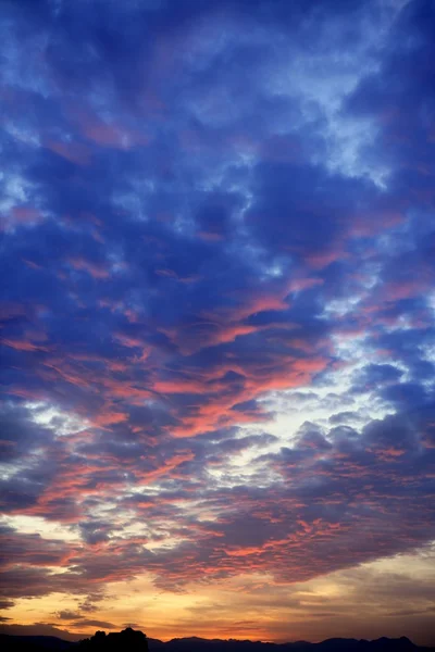 Colorido rojo azul puesta de sol cielo nublado —  Fotos de Stock