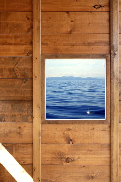 Finestra vista mare da camera di legno — Foto Stock
