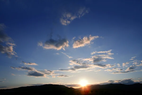 Mavi kırmızı günbatımı gökyüzü arka plan — Stok fotoğraf