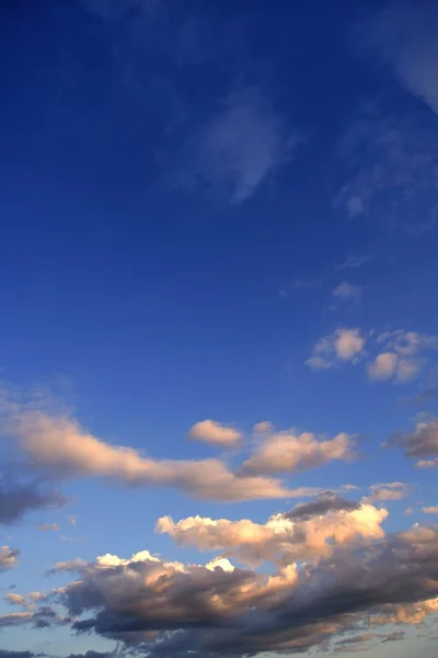雲と青い空の背景 — ストック写真